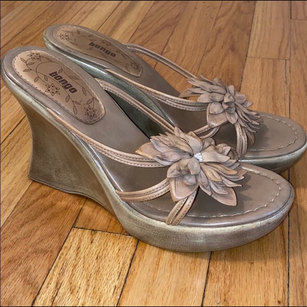 Tan Bongo wedge heel with flower